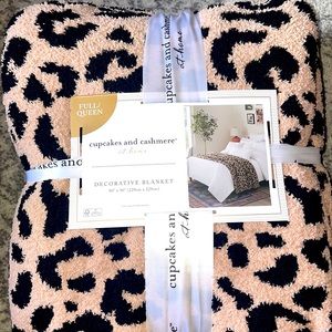 COPY - Cupcakes and Cashmere Decorative Cheetah
Full/Queen Blanket